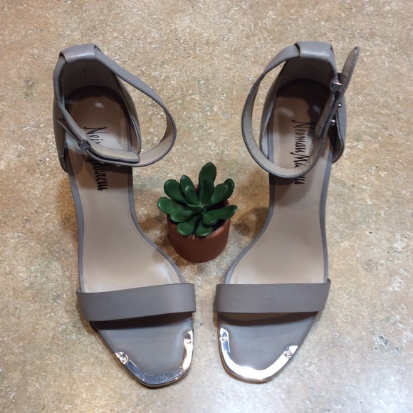 NEIMAN MARCUS LEATHER ANKLE STRAP HEELS - Picture 8 of 8